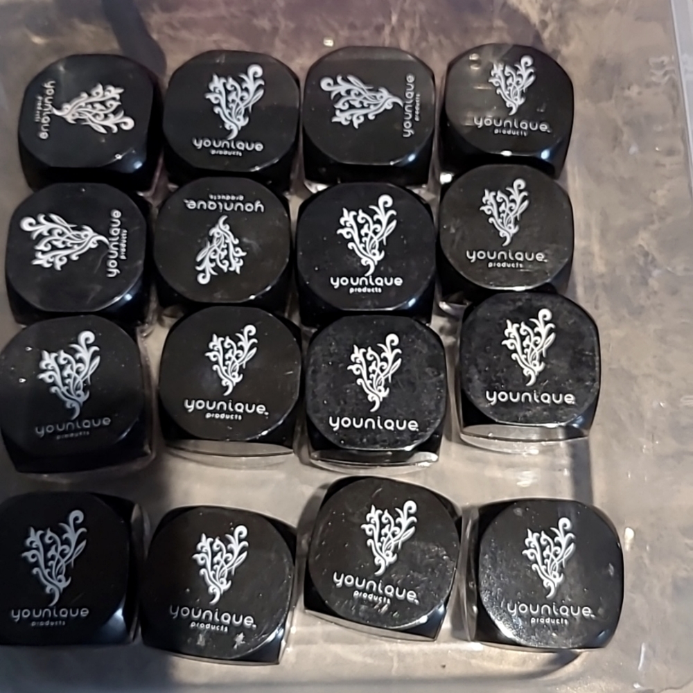 16 Moodstruck Mineral Pigment Powders